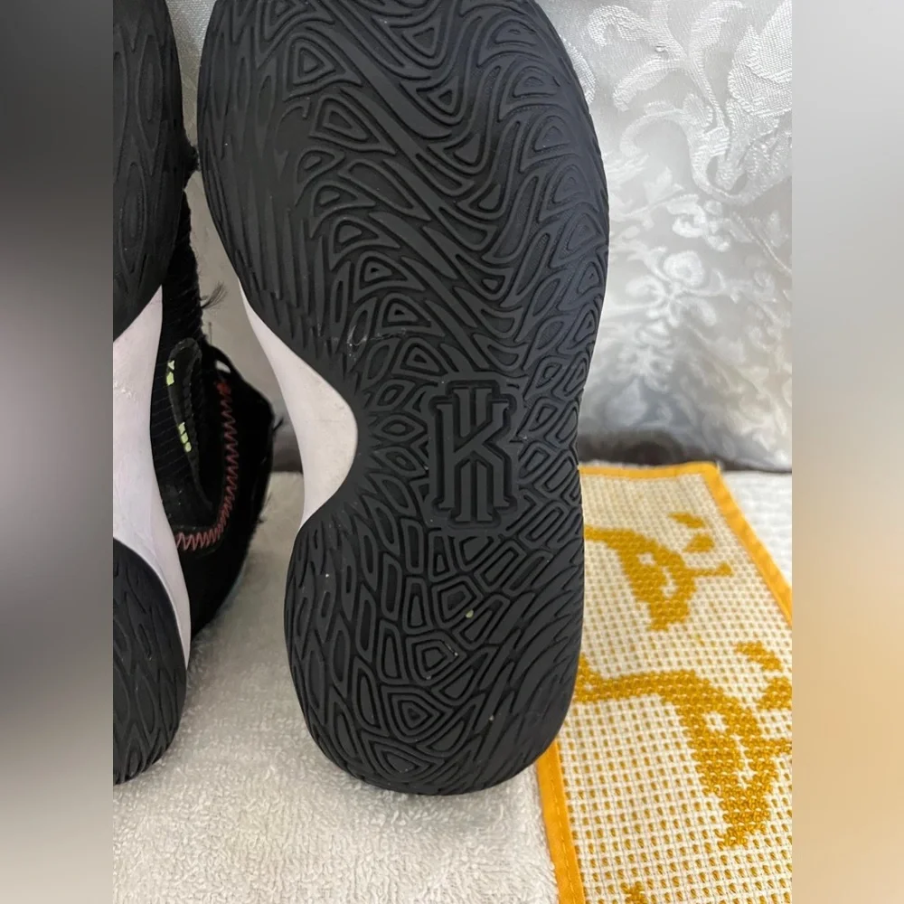 (46) Nike Kids Black and Blue Athletic Shoes 13C